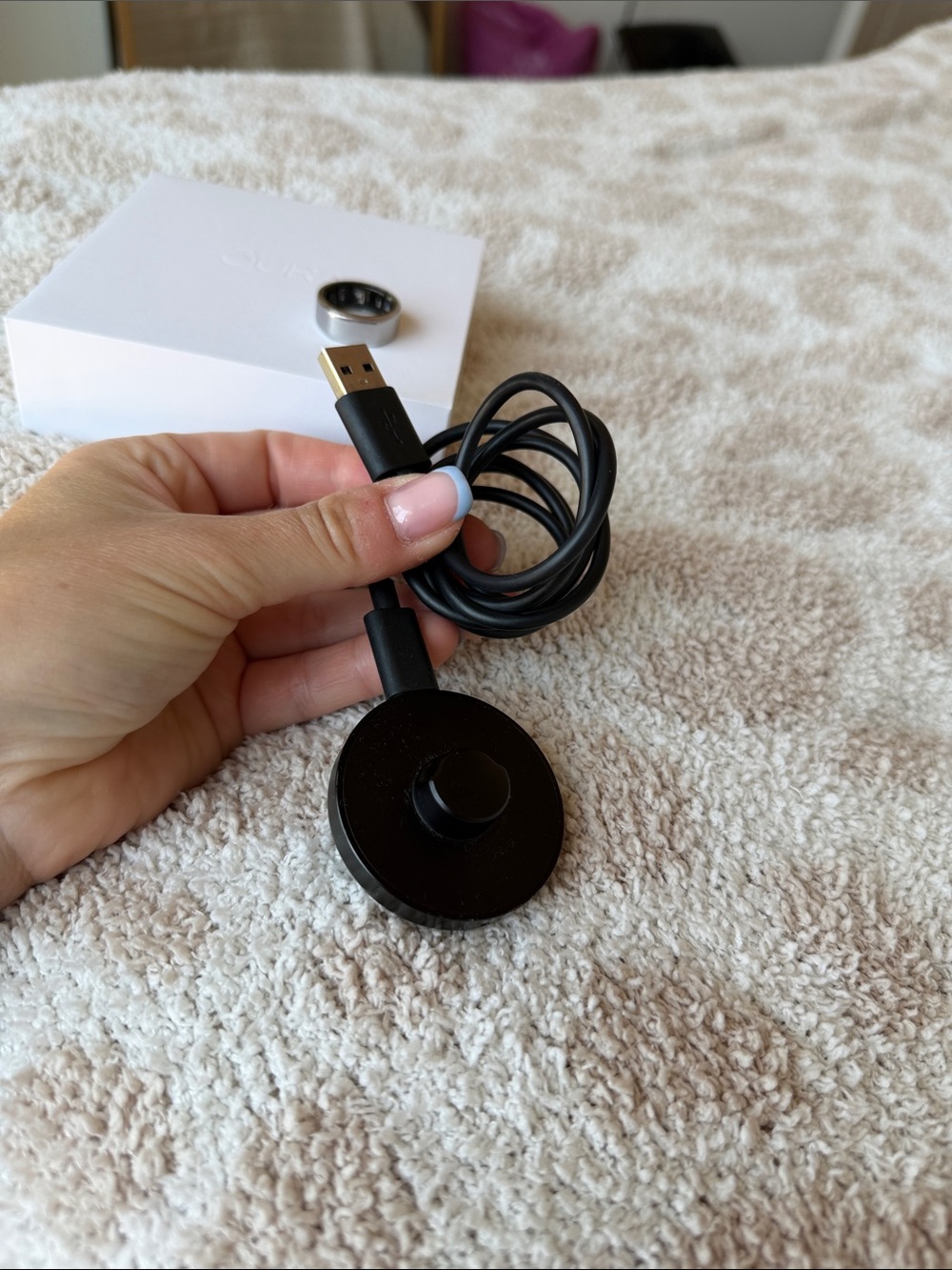 Oura Ring in Silver - Picture 2 of 5
